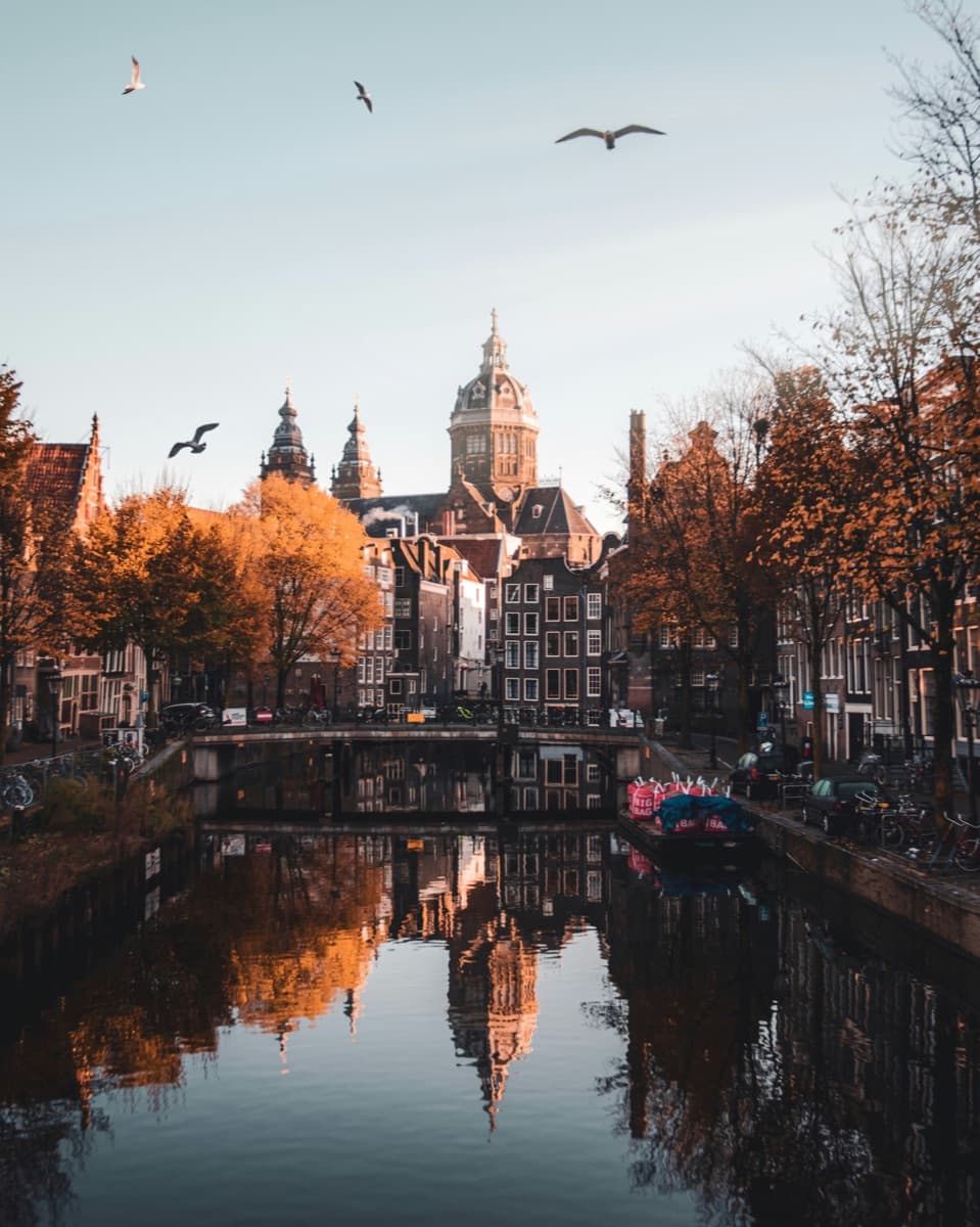 Amsterdamse straat, rustig moment van het stadsleven